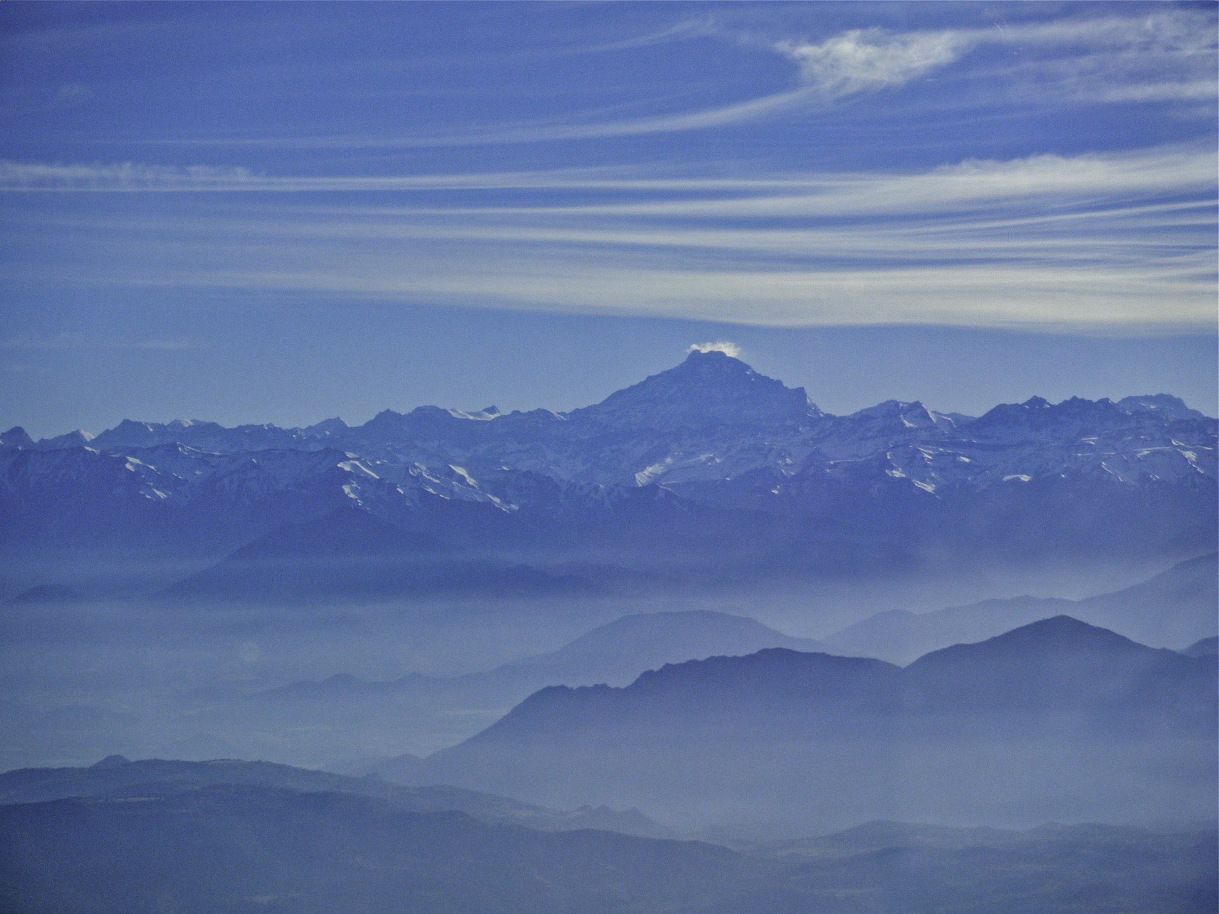 Cordillera de los Andes entre nubes y montañas